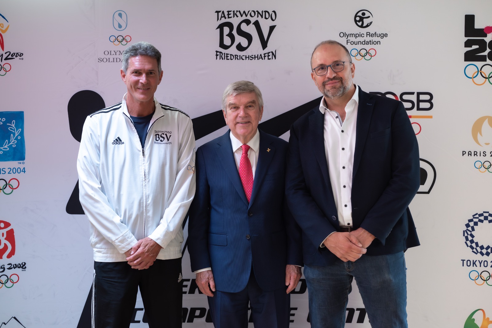 Dr. Thomas Bach (Mitte) zu Besuch beim Taekwondo BSV Friedrichshafen
